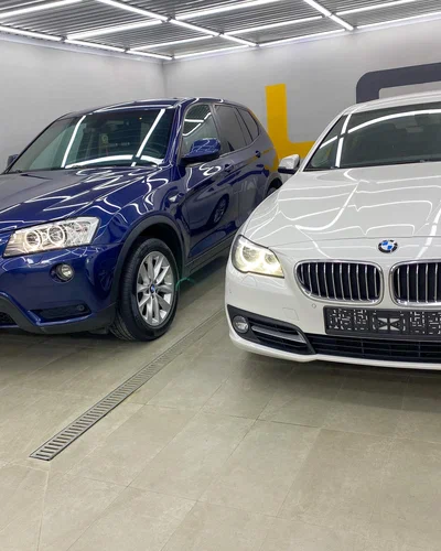 BMW 5 и BMW X3 в боксе