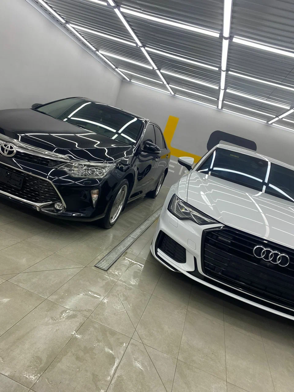 Toyota Camry и Audi в боксе
